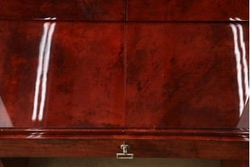 中古　美品　希少!!　アルド・トゥーラ(ALDO TURA)　艶やかな赤褐色が目を引く仔山羊革(ゴートスキン)張りのドレッサー　(R-086908)