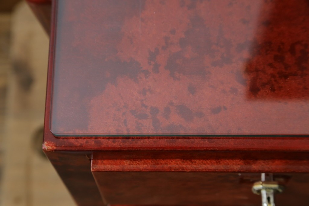 中古　美品　希少!!　アルド・トゥーラ(ALDO TURA)　艶やかな赤褐色が目を引く仔山羊革(ゴートスキン)張りのドレッサー　(R-086908)