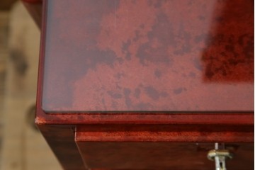 中古　美品　希少!!　アルド・トゥーラ(ALDO TURA)　艶やかな赤褐色が目を引く仔山羊革(ゴートスキン)張りのドレッサー　(R-086908)