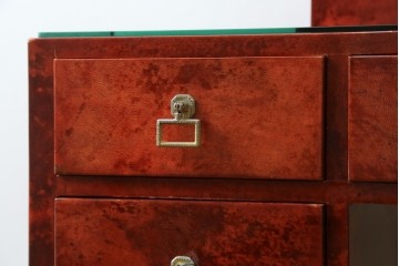 中古　美品　希少!!　アルド・トゥーラ(ALDO TURA)　艶やかな赤褐色が目を引く仔山羊革(ゴートスキン)張りのドレッサー　(R-086908)