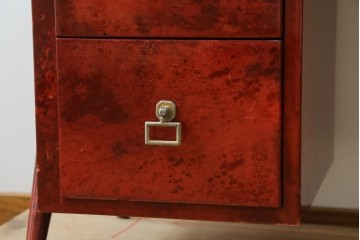 中古　美品　希少!!　アルド・トゥーラ(ALDO TURA)　艶やかな赤褐色が目を引く仔山羊革(ゴートスキン)張りのドレッサー　(R-086908)