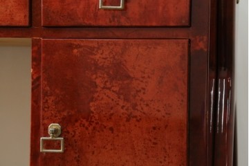 中古　美品　希少!!　アルド・トゥーラ(ALDO TURA)　艶やかな赤褐色が目を引く仔山羊革(ゴートスキン)張りのドレッサー　(R-086908)