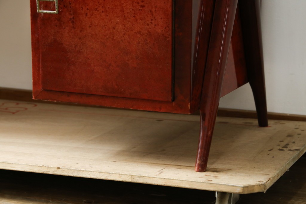 中古　美品　希少!!　アルド・トゥーラ(ALDO TURA)　艶やかな赤褐色が目を引く仔山羊革(ゴートスキン)張りのドレッサー　(R-086908)