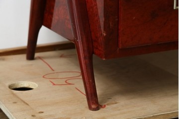 中古　美品　希少!!　アルド・トゥーラ(ALDO TURA)　艶やかな赤褐色が目を引く仔山羊革(ゴートスキン)張りのドレッサー　(R-086908)