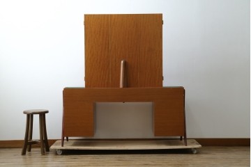 中古　美品　希少!!　アルド・トゥーラ(ALDO TURA)　艶やかな赤褐色が目を引く仔山羊革(ゴートスキン)張りのドレッサー　(R-086908)