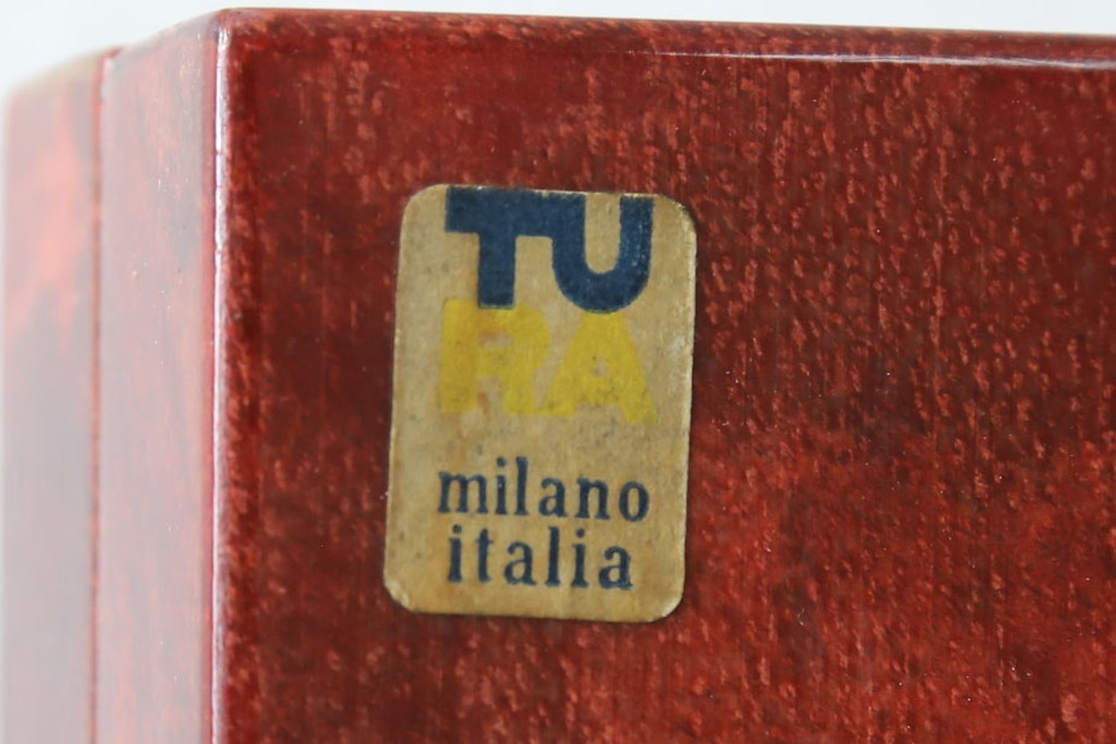 中古　美品　希少!!　アルド・トゥーラ(ALDO TURA)　艶やかな赤褐色が目を引く仔山羊革(ゴートスキン)張りのドレッサー　(R-086908)
