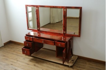 中古　美品　希少!!　アルド・トゥーラ(ALDO TURA)　艶やかな赤褐色が目を引く仔山羊革(ゴートスキン)張りのドレッサー　(R-086908)