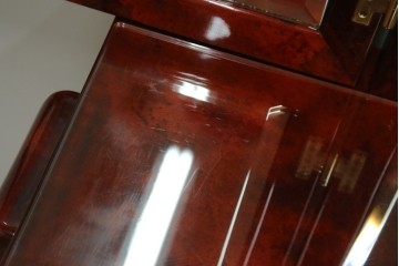 中古　美品　希少!!　アルド・トゥーラ(ALDO TURA)　艶やかな赤褐色が目を引く仔山羊革(ゴートスキン)張りのドレッサー　(R-086908)
