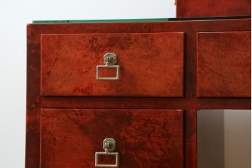 中古　美品　希少!!　アルド・トゥーラ(ALDO TURA)　艶やかな赤褐色が目を引く仔山羊革(ゴートスキン)張りのドレッサー　(R-086908)