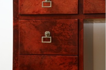 中古　美品　希少!!　アルド・トゥーラ(ALDO TURA)　艶やかな赤褐色が目を引く仔山羊革(ゴートスキン)張りのドレッサー　(R-086908)