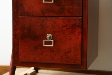 中古　美品　希少!!　アルド・トゥーラ(ALDO TURA)　艶やかな赤褐色が目を引く仔山羊革(ゴートスキン)張りのドレッサー　(R-086908)
