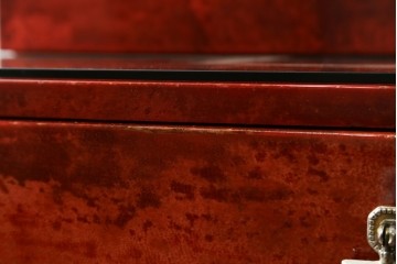 中古　美品　希少!!　アルド・トゥーラ(ALDO TURA)　艶やかな赤褐色が目を引く仔山羊革(ゴートスキン)張りのドレッサー　(R-086908)