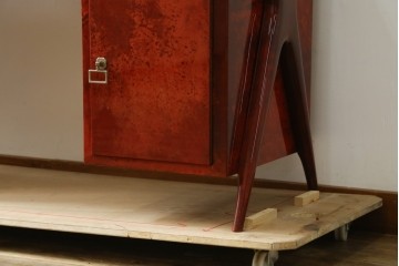 中古　美品　希少!!　アルド・トゥーラ(ALDO TURA)　艶やかな赤褐色が目を引く仔山羊革(ゴートスキン)張りのドレッサー　(R-086908)