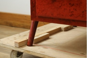 中古　美品　希少!!　アルド・トゥーラ(ALDO TURA)　艶やかな赤褐色が目を引く仔山羊革(ゴートスキン)張りのドレッサー　(R-086908)