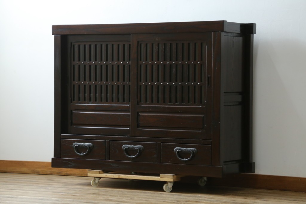 中古　美品　広島県　博永家具　総欅(ケヤキ)材　鋲打ちデザインの格子戸が美しいサイドボード　(R-086909)