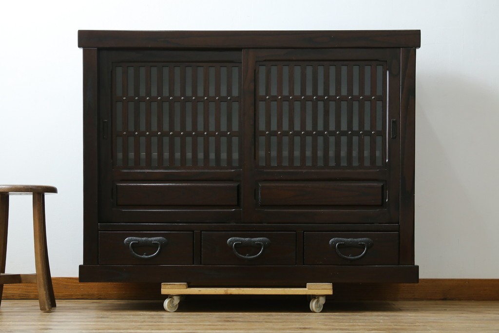 中古　美品　広島県　博永家具　総欅(ケヤキ)材　鋲打ちデザインの格子戸が美しいサイドボード　(R-086909)