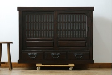 中古　美品　広島県　博永家具　総欅(ケヤキ)材　鋲打ちデザインの格子戸が美しいサイドボード　(R-086909)