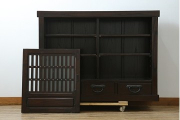 中古　美品　広島県　博永家具　総欅(ケヤキ)材　鋲打ちデザインの格子戸が美しいサイドボード　(R-086909)