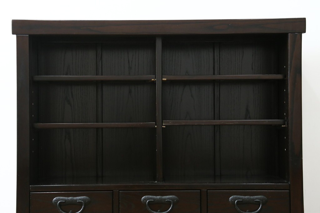 中古　美品　広島県　博永家具　総欅(ケヤキ)材　鋲打ちデザインの格子戸が美しいサイドボード　(R-086909)