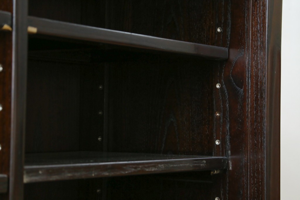 中古　美品　広島県　博永家具　総欅(ケヤキ)材　鋲打ちデザインの格子戸が美しいサイドボード　(R-086909)