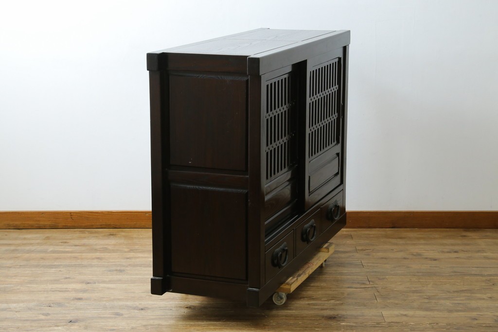 中古　美品　広島県　博永家具　総欅(ケヤキ)材　鋲打ちデザインの格子戸が美しいサイドボード　(R-086909)