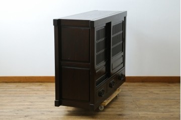 中古　美品　広島県　博永家具　総欅(ケヤキ)材　鋲打ちデザインの格子戸が美しいサイドボード　(R-086909)