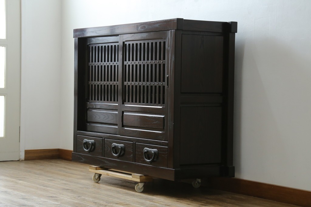 中古　美品　広島県　博永家具　総欅(ケヤキ)材　鋲打ちデザインの格子戸が美しいサイドボード　(R-086909)