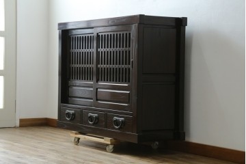 中古　美品　広島県　博永家具　総欅(ケヤキ)材　鋲打ちデザインの格子戸が美しいサイドボード　(R-086909)