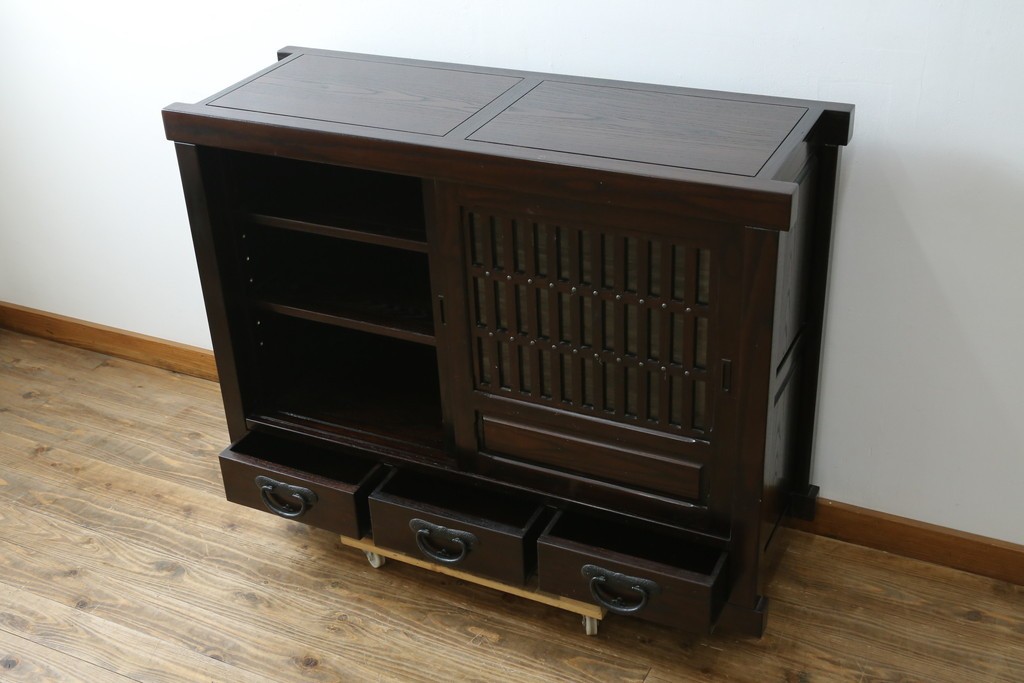 中古　美品　広島県　博永家具　総欅(ケヤキ)材　鋲打ちデザインの格子戸が美しいサイドボード　(R-086909)