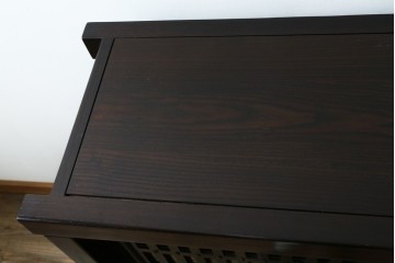 中古　美品　広島県　博永家具　総欅(ケヤキ)材　鋲打ちデザインの格子戸が美しいサイドボード　(R-086909)