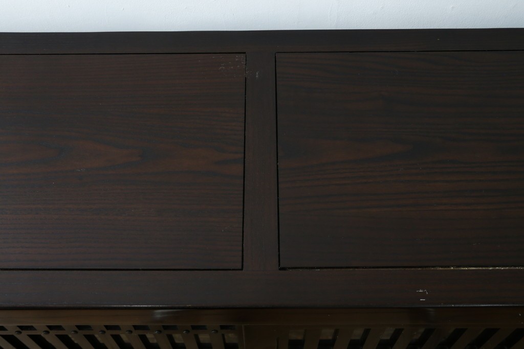 中古　美品　広島県　博永家具　総欅(ケヤキ)材　鋲打ちデザインの格子戸が美しいサイドボード　(R-086909)