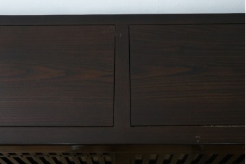 中古　美品　広島県　博永家具　総欅(ケヤキ)材　鋲打ちデザインの格子戸が美しいサイドボード　(R-086909)