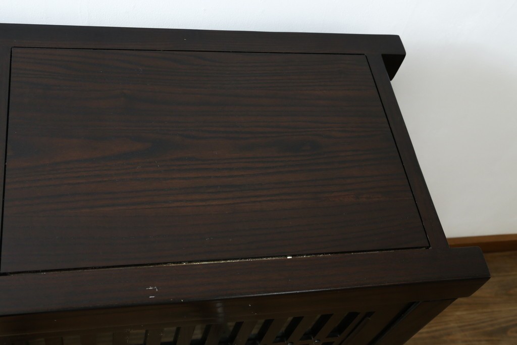 中古　美品　広島県　博永家具　総欅(ケヤキ)材　鋲打ちデザインの格子戸が美しいサイドボード　(R-086909)