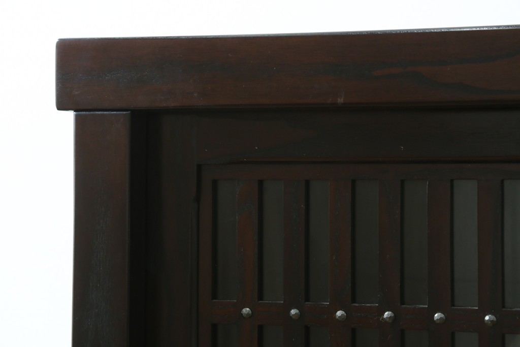 中古　美品　広島県　博永家具　総欅(ケヤキ)材　鋲打ちデザインの格子戸が美しいサイドボード　(R-086909)