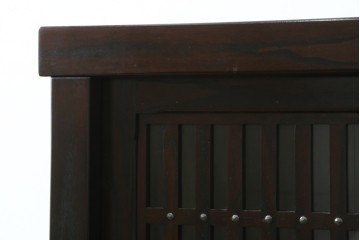 中古　美品　広島県　博永家具　総欅(ケヤキ)材　鋲打ちデザインの格子戸が美しいサイドボード　(R-086909)