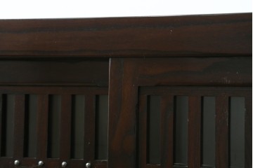 中古　美品　広島県　博永家具　総欅(ケヤキ)材　鋲打ちデザインの格子戸が美しいサイドボード　(R-086909)