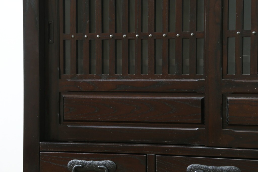 中古　美品　広島県　博永家具　総欅(ケヤキ)材　鋲打ちデザインの格子戸が美しいサイドボード　(R-086909)