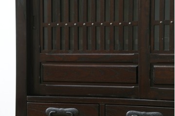 中古　美品　広島県　博永家具　総欅(ケヤキ)材　鋲打ちデザインの格子戸が美しいサイドボード　(R-086909)