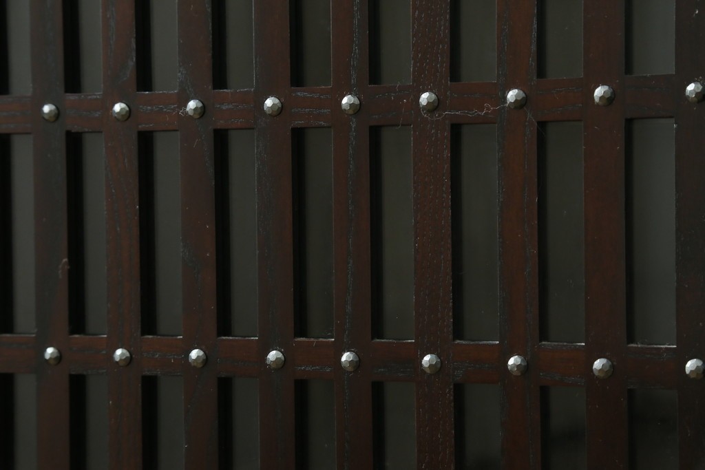 中古　美品　広島県　博永家具　総欅(ケヤキ)材　鋲打ちデザインの格子戸が美しいサイドボード　(R-086909)