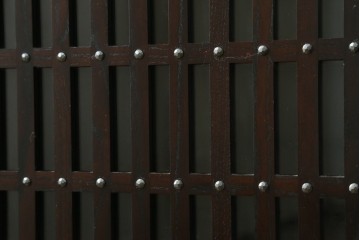 中古　美品　広島県　博永家具　総欅(ケヤキ)材　鋲打ちデザインの格子戸が美しいサイドボード　(R-086909)