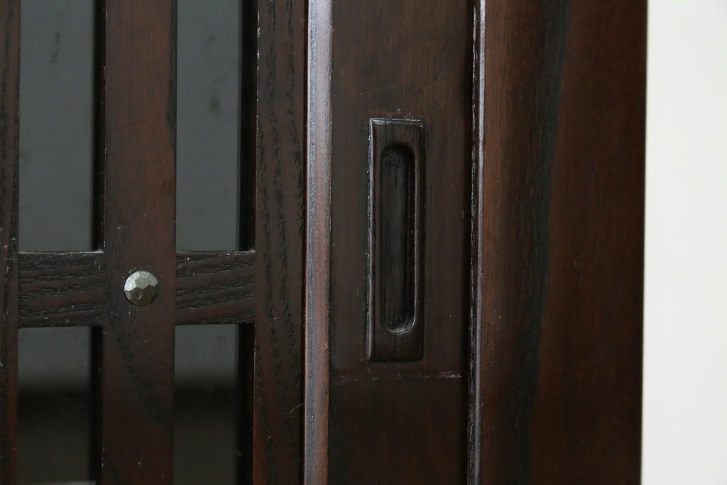 中古　美品　広島県　博永家具　総欅(ケヤキ)材　鋲打ちデザインの格子戸が美しいサイドボード　(R-086909)