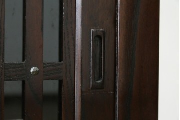 中古　美品　広島県　博永家具　総欅(ケヤキ)材　鋲打ちデザインの格子戸が美しいサイドボード　(R-086909)