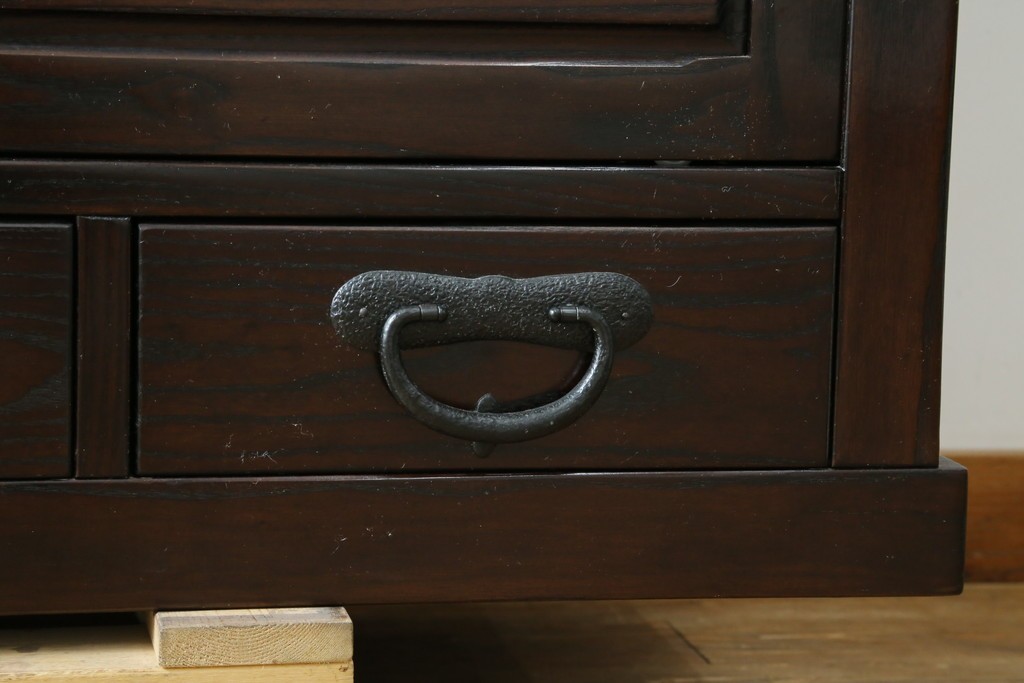 中古　美品　広島県　博永家具　総欅(ケヤキ)材　鋲打ちデザインの格子戸が美しいサイドボード　(R-086909)