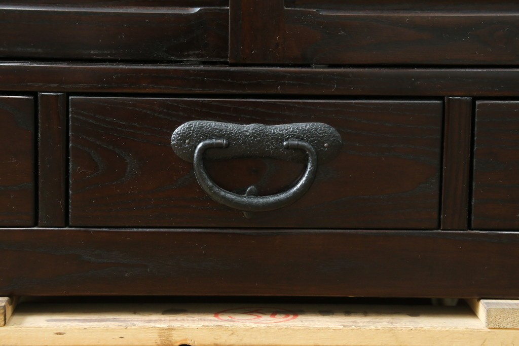 中古　美品　広島県　博永家具　総欅(ケヤキ)材　鋲打ちデザインの格子戸が美しいサイドボード　(R-086909)