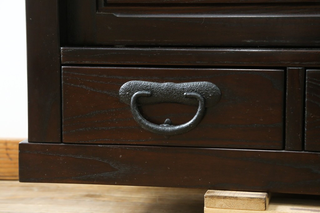 中古　美品　広島県　博永家具　総欅(ケヤキ)材　鋲打ちデザインの格子戸が美しいサイドボード　(R-086909)