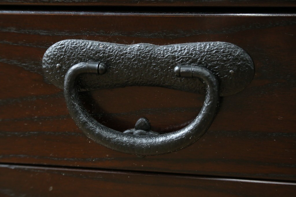 中古　美品　広島県　博永家具　総欅(ケヤキ)材　鋲打ちデザインの格子戸が美しいサイドボード　(R-086909)