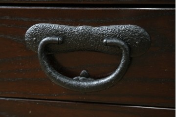 中古　美品　広島県　博永家具　総欅(ケヤキ)材　鋲打ちデザインの格子戸が美しいサイドボード　(R-086909)