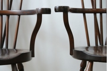 和製ヴィンテージ　九州民芸家具　ゴールドスミス　美しいデザインのアームチェア2脚セット　(R-086910)