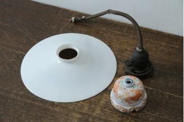 和製アンティーク　昭和初期　珍品　ひらひらと泳ぐ金魚の図が可愛らしい碍子付きのペンダントライト　(R-086916)