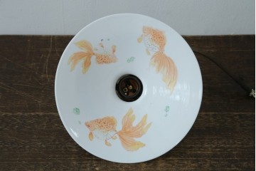 和製アンティーク　昭和初期　珍品　ひらひらと泳ぐ金魚の図が可愛らしい碍子付きのペンダントライト　(R-086916)